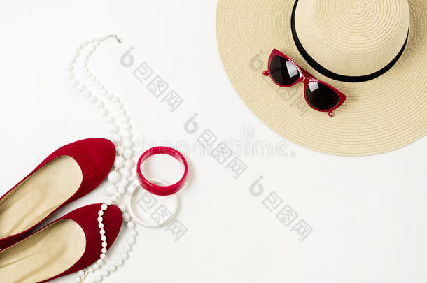 时尚配饰-帽子，太阳镜和手镯。 海洋概念海壳和海卵石。