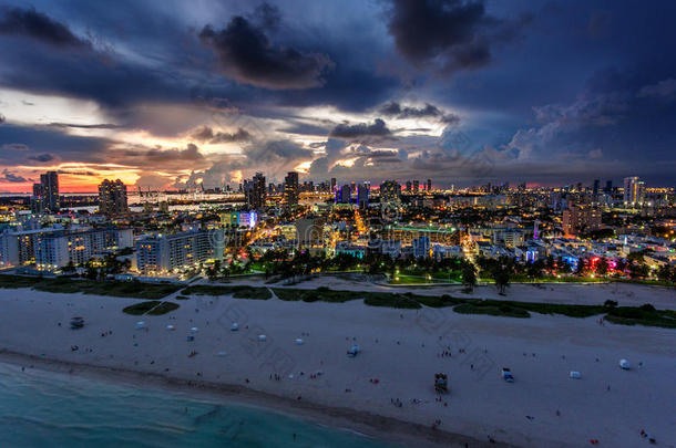 美国佛罗里达州迈阿密照明<strong>海洋驱动器</strong>和南海滩的鸟瞰图