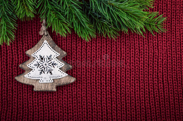 圣诞红色针织背景与圣诞树装饰在乡村农舍风格