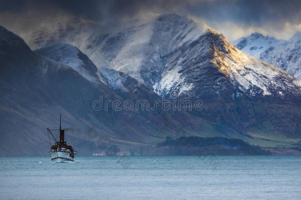 瓦卡蒂普湖皇后旧蒸汽机船美丽的风景