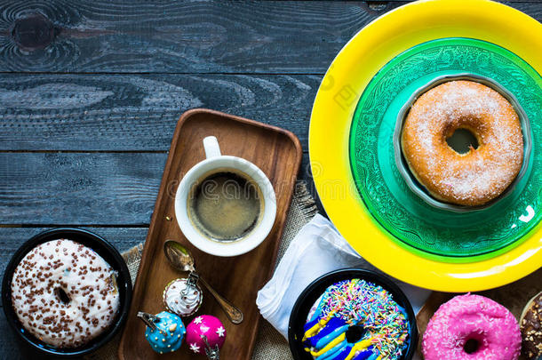 五颜六色的甜甜圈和不同颜色风格的咖啡早餐组合