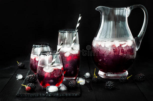 黑莓饮料在眼镜与黑糖轮辋秋季和万圣节派对。