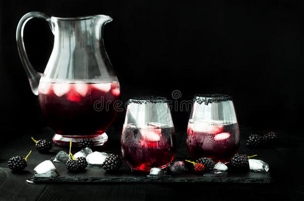 <strong>黑</strong>莓饮料在眼镜与<strong>黑糖</strong>轮辋秋季和万圣节派对。
