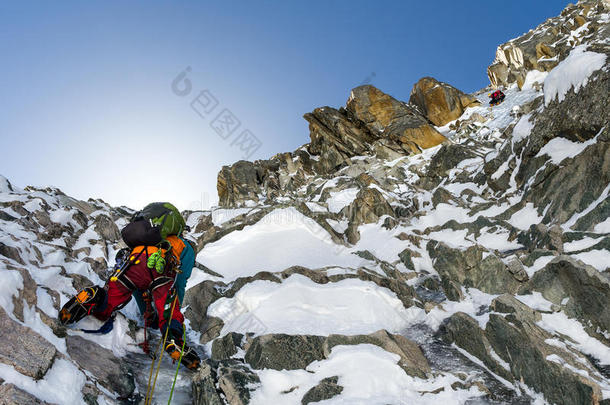 登山者在风景秀丽的天山山脉的山顶