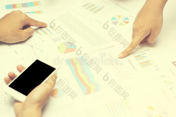商业人士在讨论财务审查、商业图表时，会交给分析师团队工作组