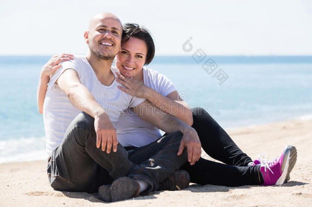 一对夫妇在海滩上互相拥抱