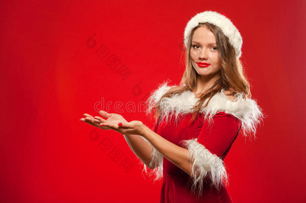 圣诞节，圣诞节，冬天，幸福的概念-微笑的女人戴<strong>着</strong>圣诞老人的帽子，带<strong>着</strong>礼品盒，手<strong>牵着</strong>手在前面