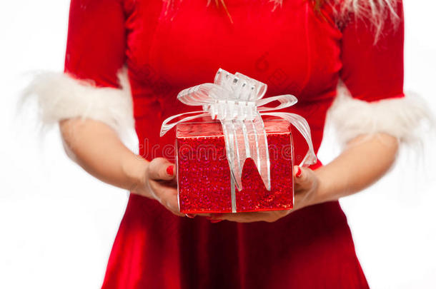 圣诞节，圣诞节，冬天，幸福概念-时间礼物-礼品盒，女孩在圣诞老人帮助帽子，超过红色
