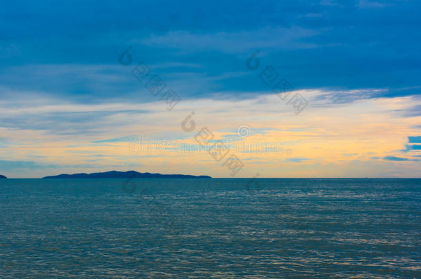 美丽的日落和大海的天空，完美的天空和水。