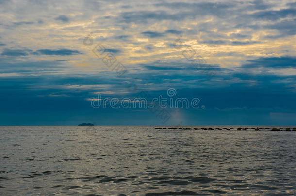 美丽的日落和大海的天空，完美的天空和水。