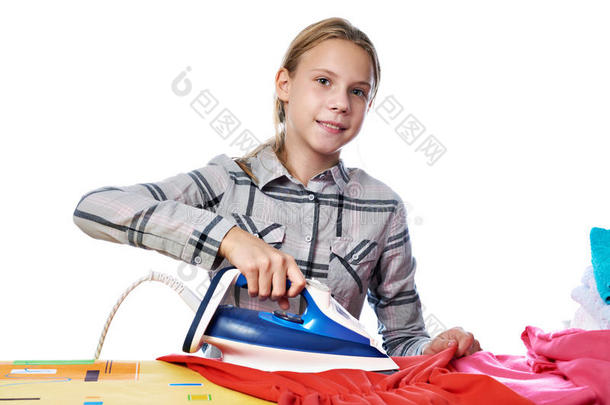 女孩用洗过的亚麻布围着熨衣板和熨斗隔离
