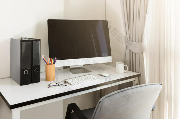 空白<strong>电脑桌面</strong>，键盘，日记和其他配件在白色桌子上
