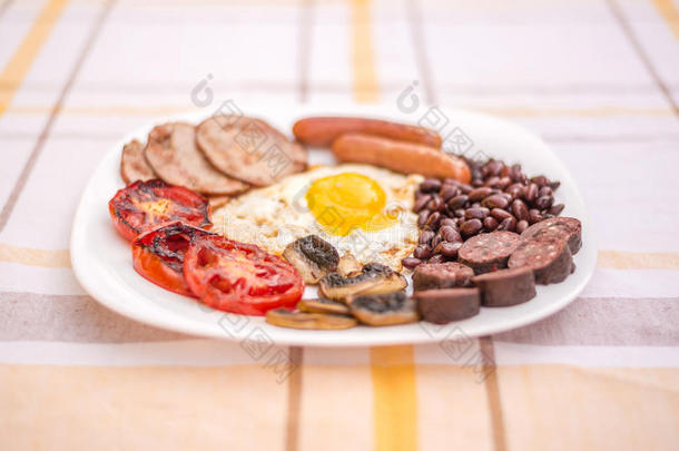 丰盛的英式油炸早餐，包括培根、<strong>鸡蛋</strong>、香肠、黑<strong>布丁</strong>、蘑菇