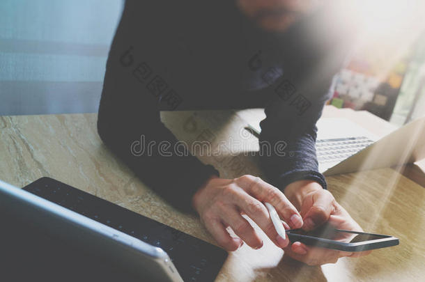 设计师使用智能手机和键盘码头数字平板电脑