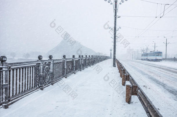 暴风雪期间几乎空无一人的街道