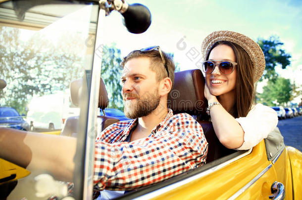 一对<strong>敞篷</strong>车。 美丽的年轻夫妇在<strong>敞篷</strong>车上享受公路旅行，微笑着看着对方