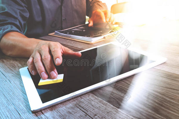 商人手触摸数字平板电脑。照片财务经理w