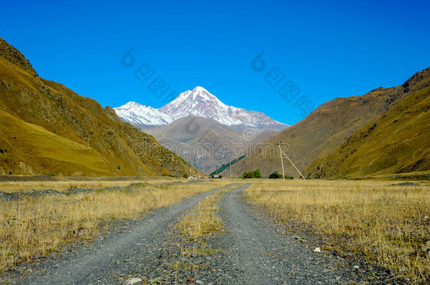 高加索山脉在夏天，梅金瓦里峰。 来自Sno村的景色