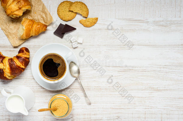 咖啡饮料与牛角面包和饼干在复制空间