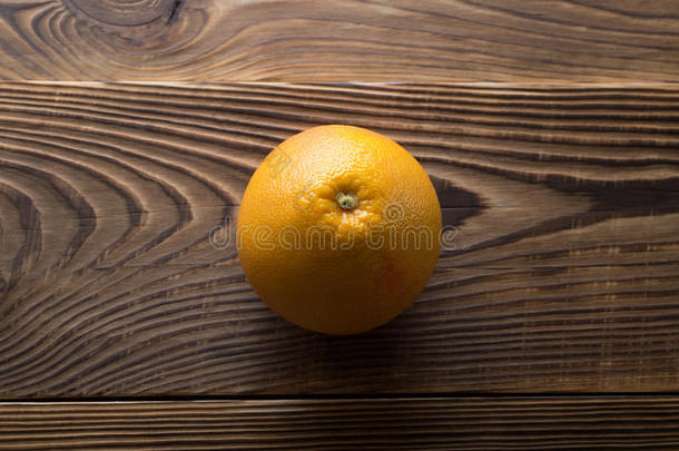 木制<strong>背景上新</strong>鲜成熟的葡萄柚