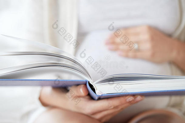 密切孕妇阅读书籍