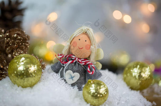 圣诞天使在雪地里拿着圣诞树球