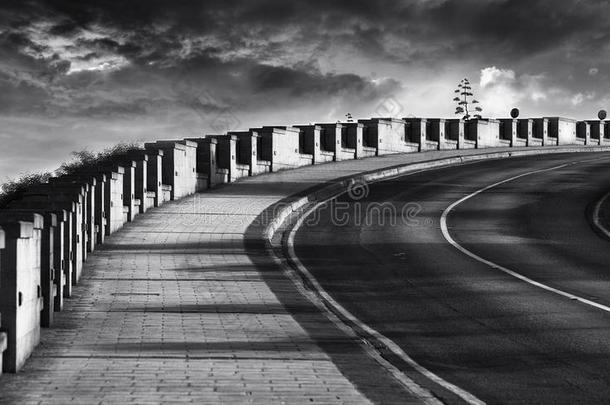 黑白肮脏道路的抽象照片，花岗岩街道，黑白照片，对角线。 路，路，柱，对角线