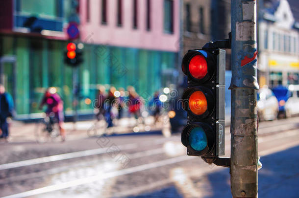 城市里有红绿灯的十字路口。 里加
