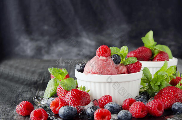 水果冰淇淋与新鲜草莓，蓝莓和覆盆子