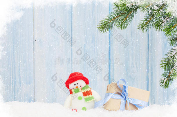 圣诞礼品盒、雪人玩具、冷杉树枝