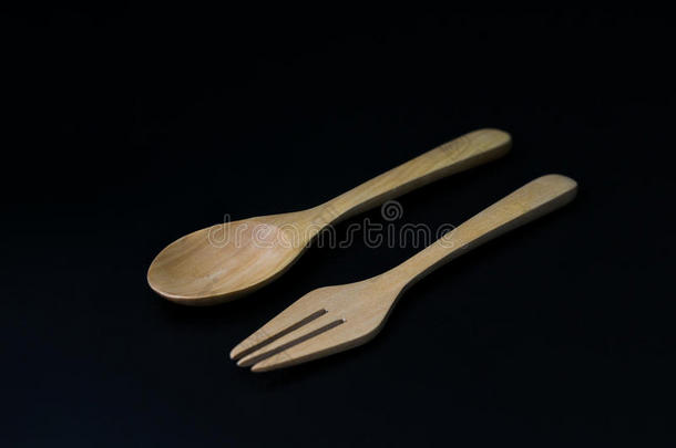 手工制作的木制厨房用具，用叉子和勺子隔离