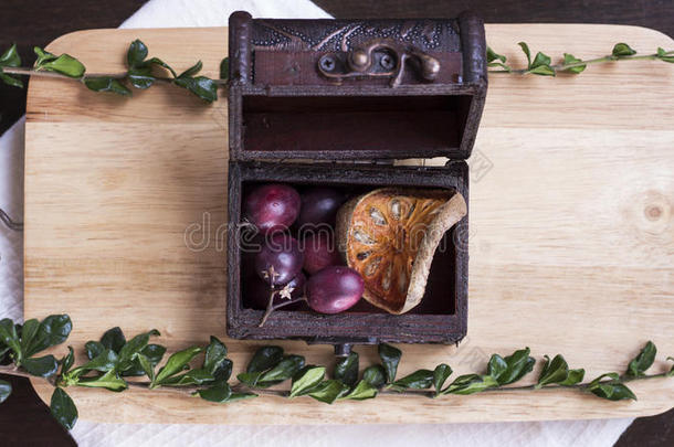 棺材上有浆果、干果和野猪的棺材