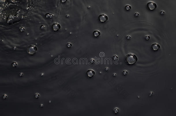 水涟漪和气泡的抽象暗黑色背景