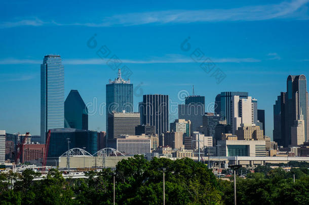 达拉斯德克萨斯市中心大都会天际线城市景观与高楼和办公楼在美好的晴天