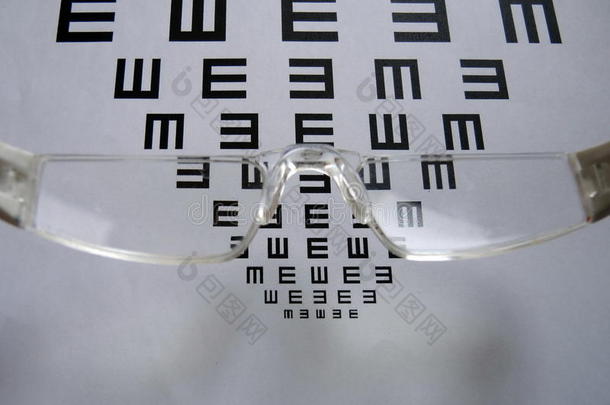 视力测试表和眼镜