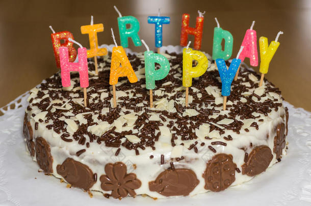 生日蛋糕配蜡烛。 生日快乐食物对象