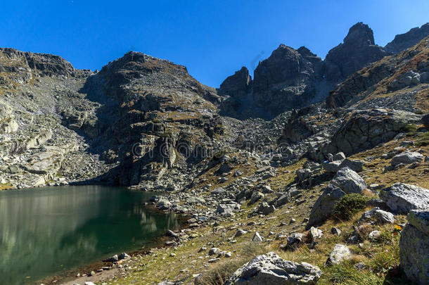瑞拉山可怕的湖和库彭斯峰的纯净水