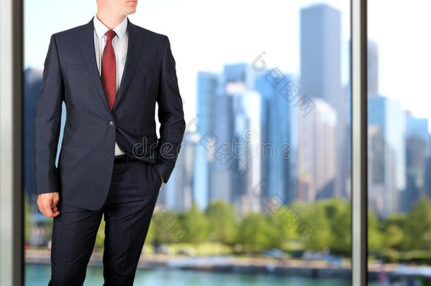 商务和办公理念-优雅的年轻时尚商务男士，蓝色/海军蓝套装。市中心背景