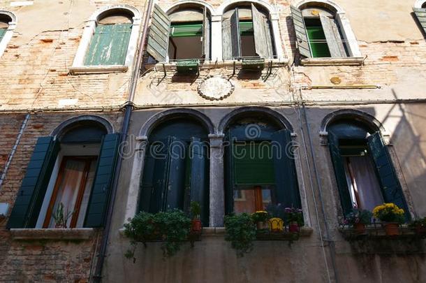 意大利威尼斯的绿色窗户