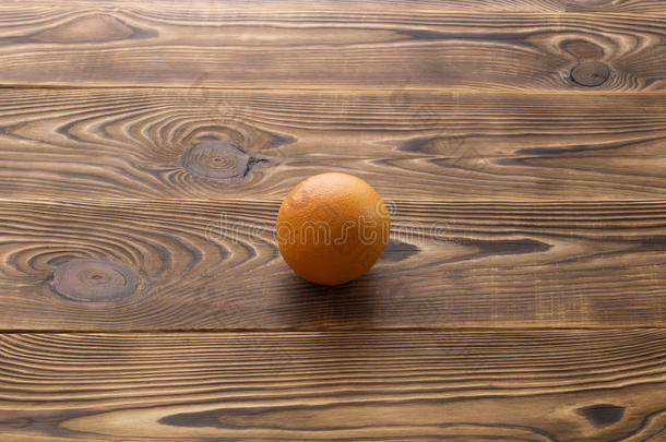 木制背景上新鲜成熟的葡萄柚