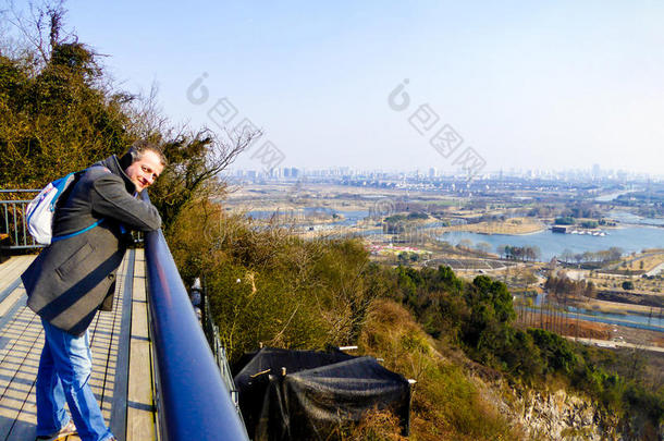 一个男人在看上海陈山植物园的冬季景色