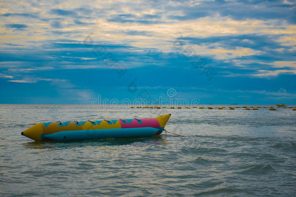 <strong>大海</strong>中的香蕉船，美丽的日落和<strong>大海</strong>的天空。