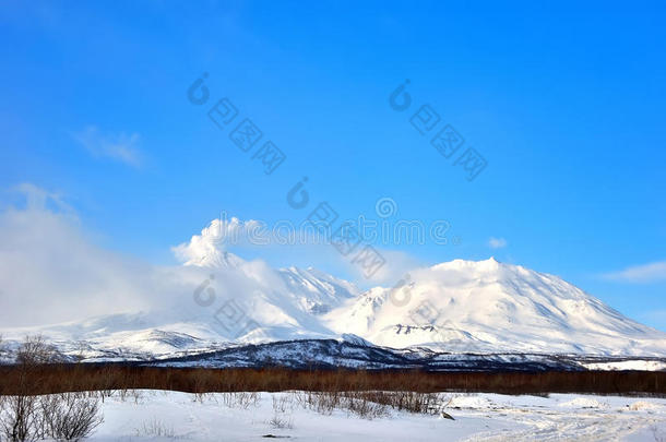 美丽的冬季火山景观