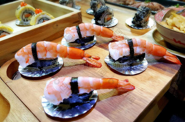 吃寿司卷。 日本食品餐厅