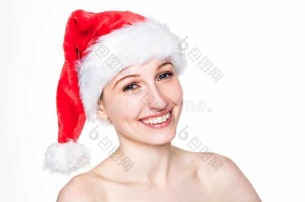 美丽的女人在圣诞老人帽树上快乐圣诞节