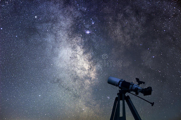天文望远镜星空之夜。 银河系。