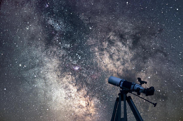 <strong>天文望远镜</strong>星空之夜。 银河系。