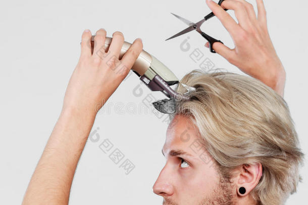 理发师改变卷发梳子创造力