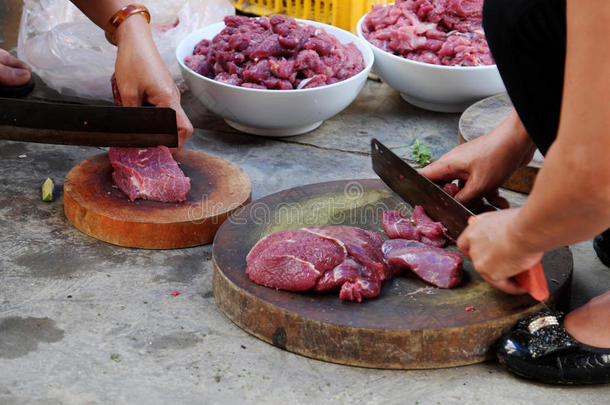 在脏地板上切牛肉