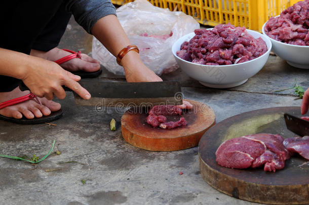 在脏地板上<strong>切牛肉</strong>